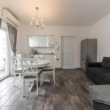 House Niko M With 6 Apartments Spalato Esterno foto